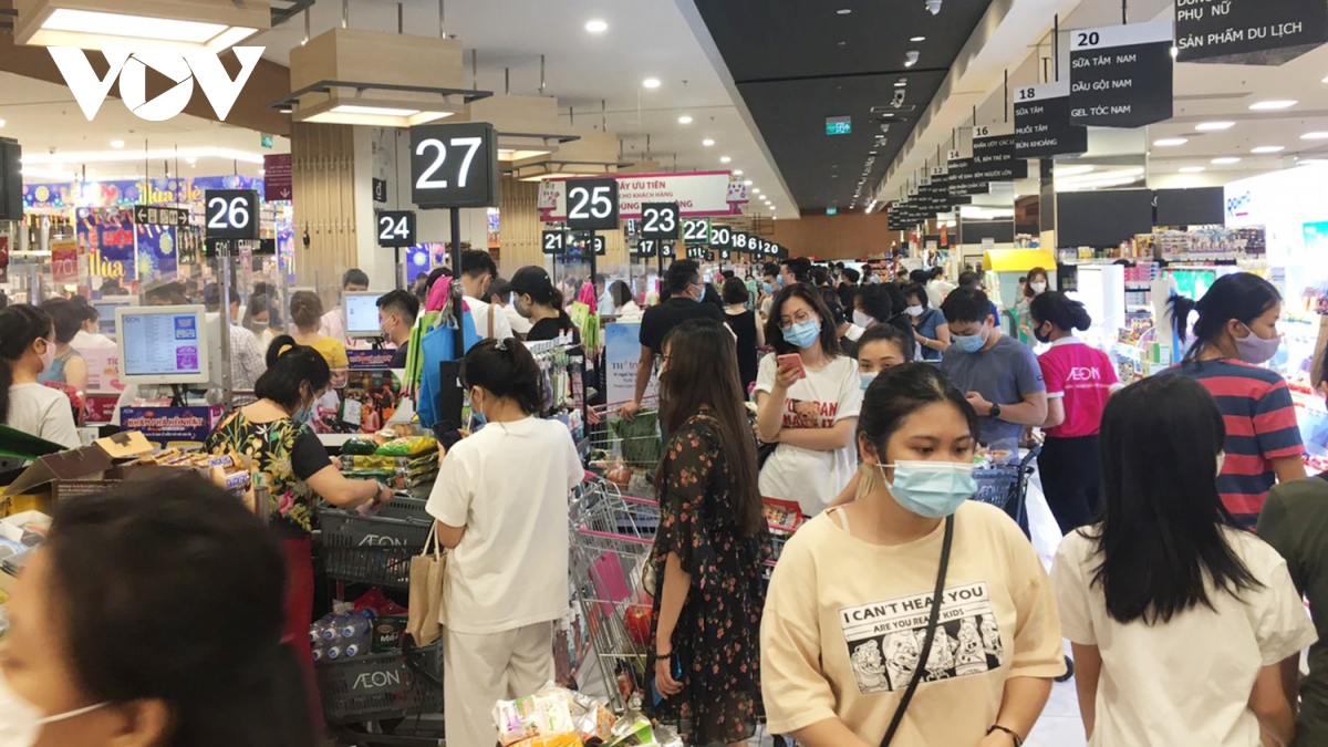 Aeon Mall Hà Đông đông nghẹt người, nhân viên siêu thị liên tục cấp hàng